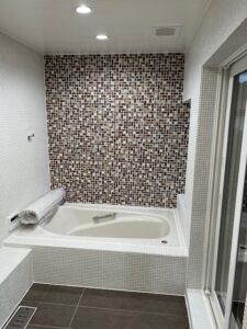 ホテルライクな贅沢。タイルと光が織りなすバスルーム