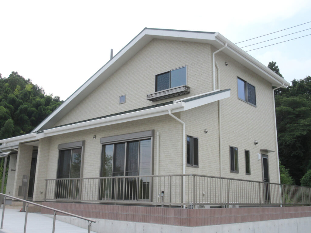 三角屋根が印象的な二階建て住宅