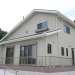 三角屋根が印象的な二階建て住宅